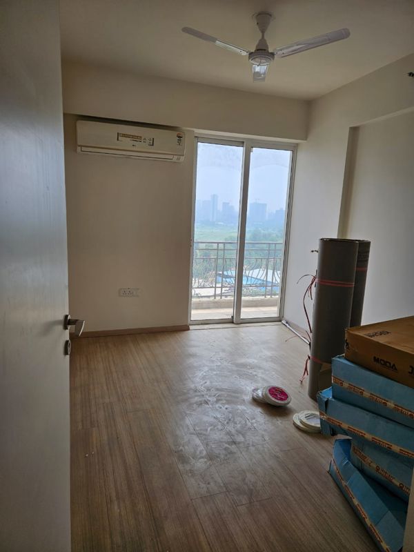 3 BHK + Servant Room Apartment For Rent in DLF Regal Gardens