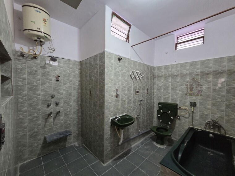 Bathroom, sr-meadows 3 Bedroom 1200 Sq.Ft. Independent House In Murugesh Palya Bangalore 10158332