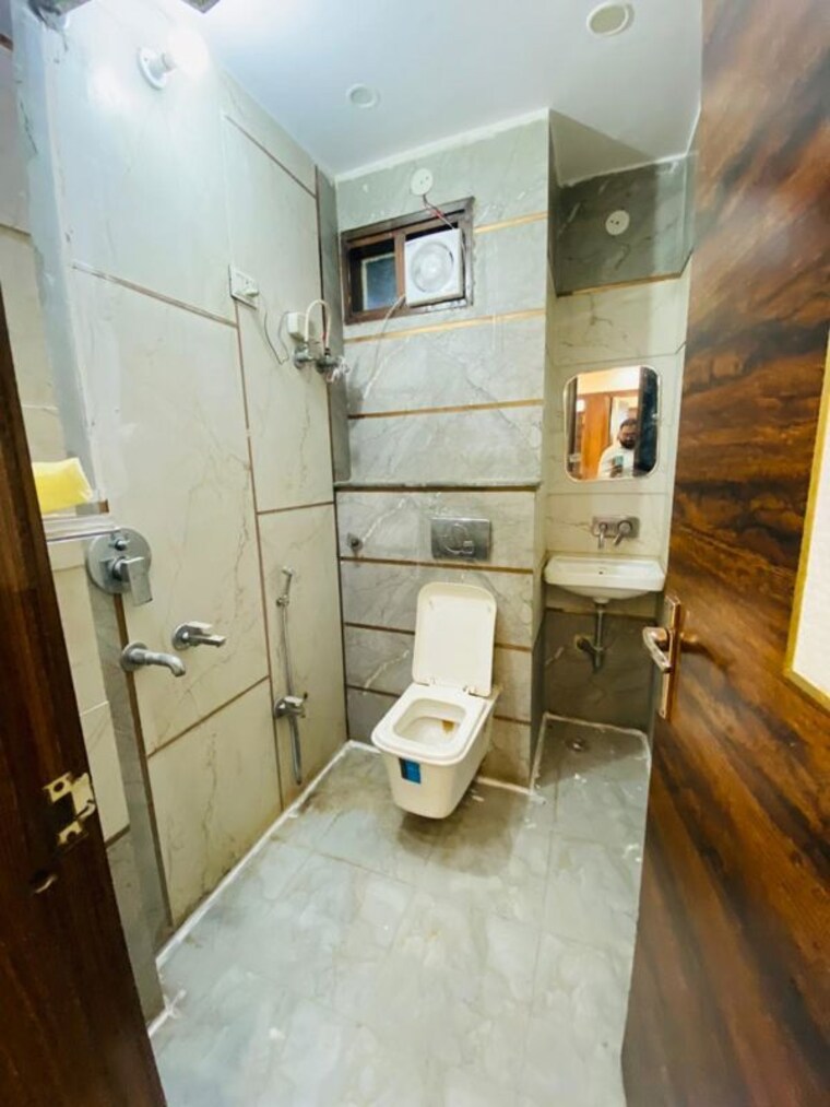 Bathroom, uttam nagar 3 Bedroom 2580 Sq.Ft. Apartment In Uttam Nagar Delhi 10158515
