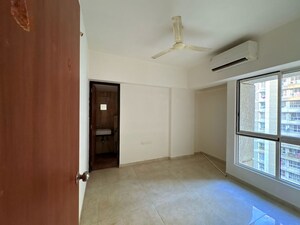 Room in 1 BHK Apartment at Lodha Amara, Kolshet Road – for Rent