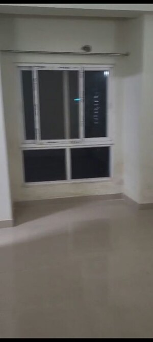 Room in 3.5 BHK Apartment at Mahagun Moderne, Sector 78 – for Rent