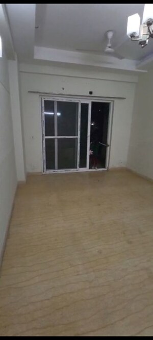 Room in 3.5 BHK Apartment at Mahagun Moderne, Sector 78 – for Rent