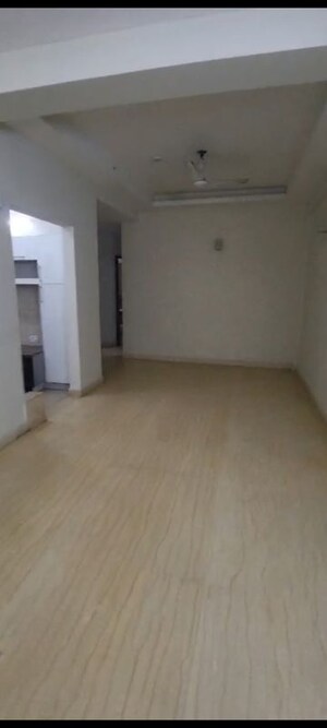 Room in 3.5 BHK Apartment at Mahagun Moderne, Sector 78 – for Rent