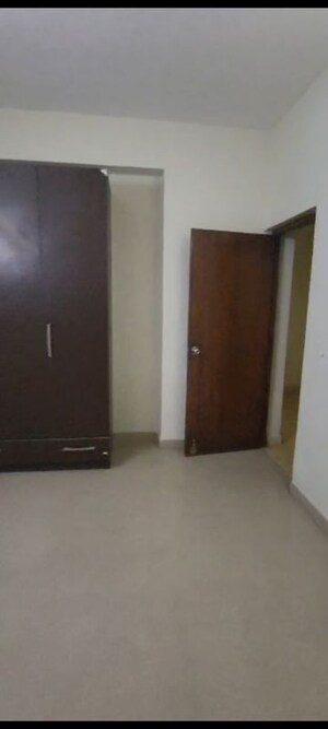 Room in 3.5 BHK Apartment at Mahagun Moderne, Sector 78 – for Rent