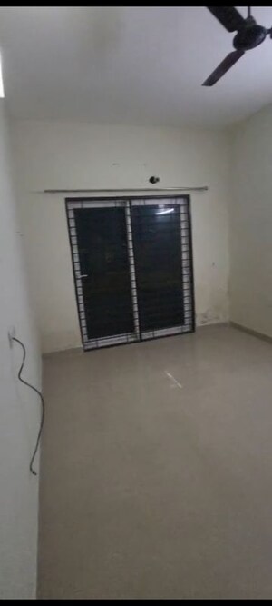Room in 3.5 BHK Apartment at Mahagun Moderne, Sector 78 – for Rent