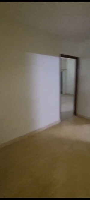 Room in 3.5 BHK Apartment at Mahagun Moderne, Sector 78 – for Rent