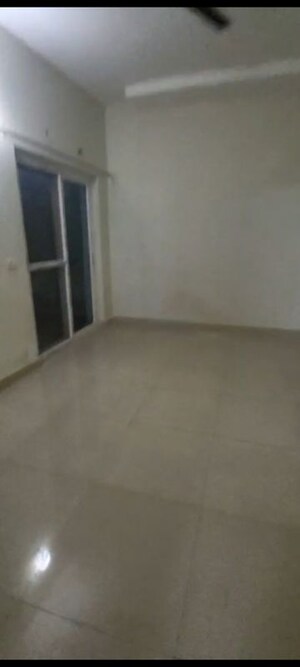 Room in 3.5 BHK Apartment at Mahagun Moderne, Sector 78 – for Rent