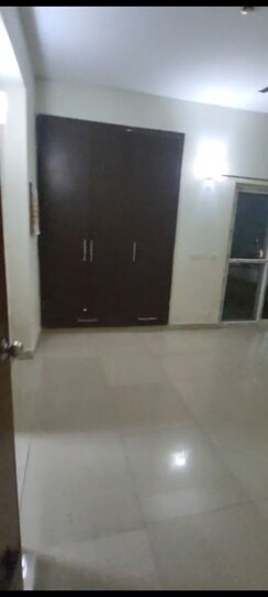3.5 BHK + Servant Room Apartment For Rent in Mahagun Moderne