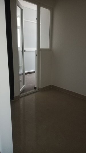 Room in 2.5 BHK Apartment at Antriksh Golf View - II, Sector 78 – for Rent