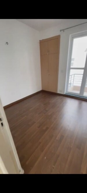 Room in 3 BHK Builder Floor at Sector 77 – for Rent