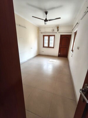 Room in 3 BHK Apartment at Vasant Kunj – for Rent