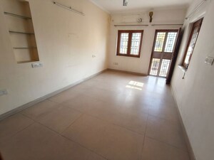 Room in 3 BHK Apartment at Vasant Kunj – for Rent