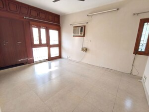 Room in 3 BHK Apartment at Vasant Kunj – for Rent