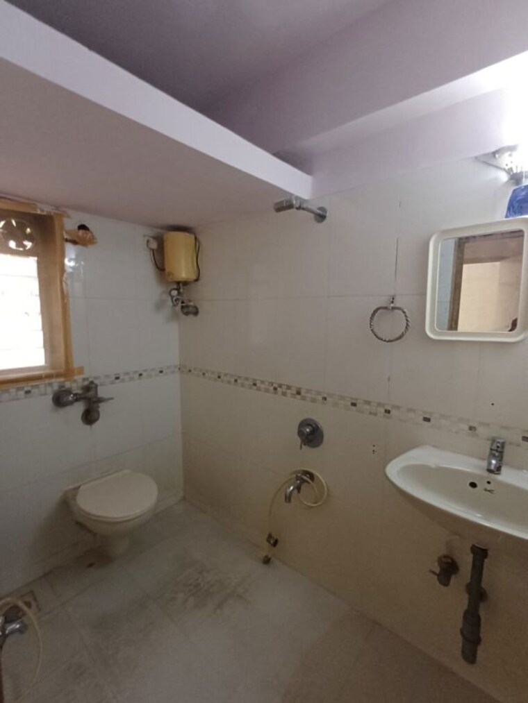 Bathroom, saurabh-chs-panch-pakhadi 2 Bedroom 700 Sq.Ft. Apartment In Panch Pakhadi Thane 10160178