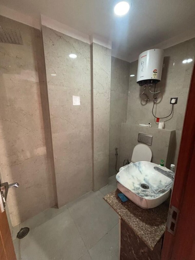 Bathroom, freedom fighters enclave 3 Bedroom 1200 Sq.Ft. Builder Floor In Freedom Fighters Enclave Delhi 10160550