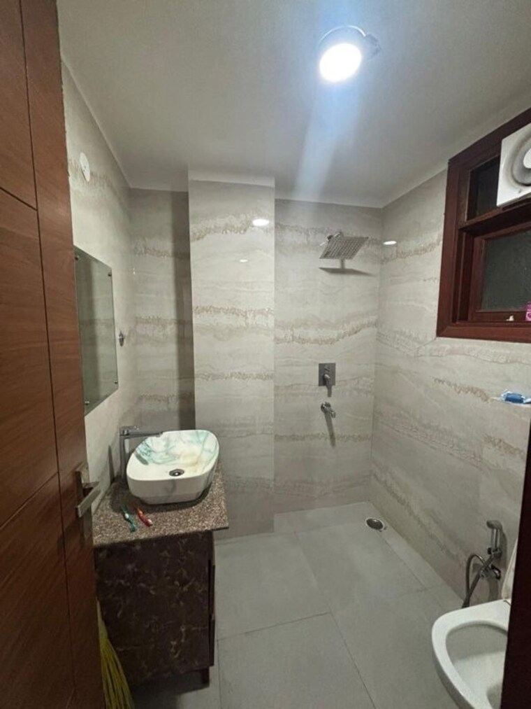 Bathroom, freedom fighters enclave 3 Bedroom 1200 Sq.Ft. Builder Floor In Freedom Fighters Enclave Delhi 10160550