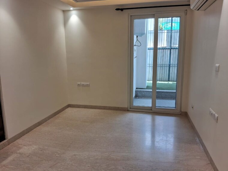 Room, defence colony 4 Bedroom 400 Sq.Yd. Builder Floor In Defence Colony Delhi 10160573