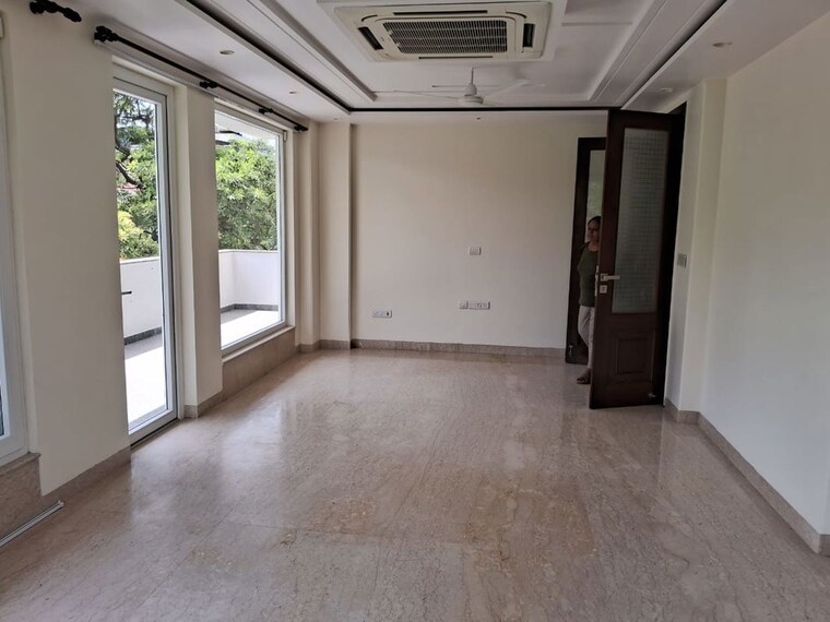 Room, defence colony 4 Bedroom 400 Sq.Yd. Builder Floor In Defence Colony Delhi 10160573
