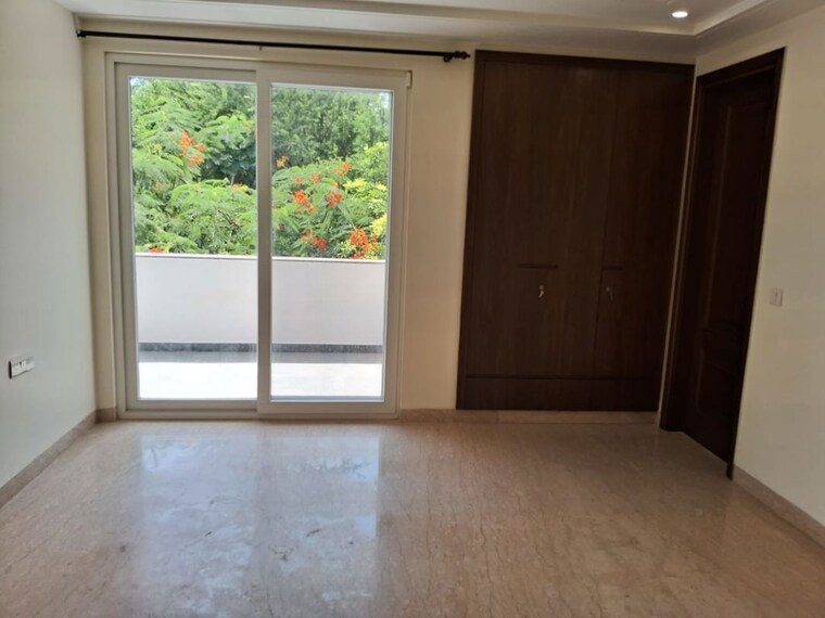 Room, defence colony 4 Bedroom 400 Sq.Yd. Builder Floor In Defence Colony Delhi 10160573
