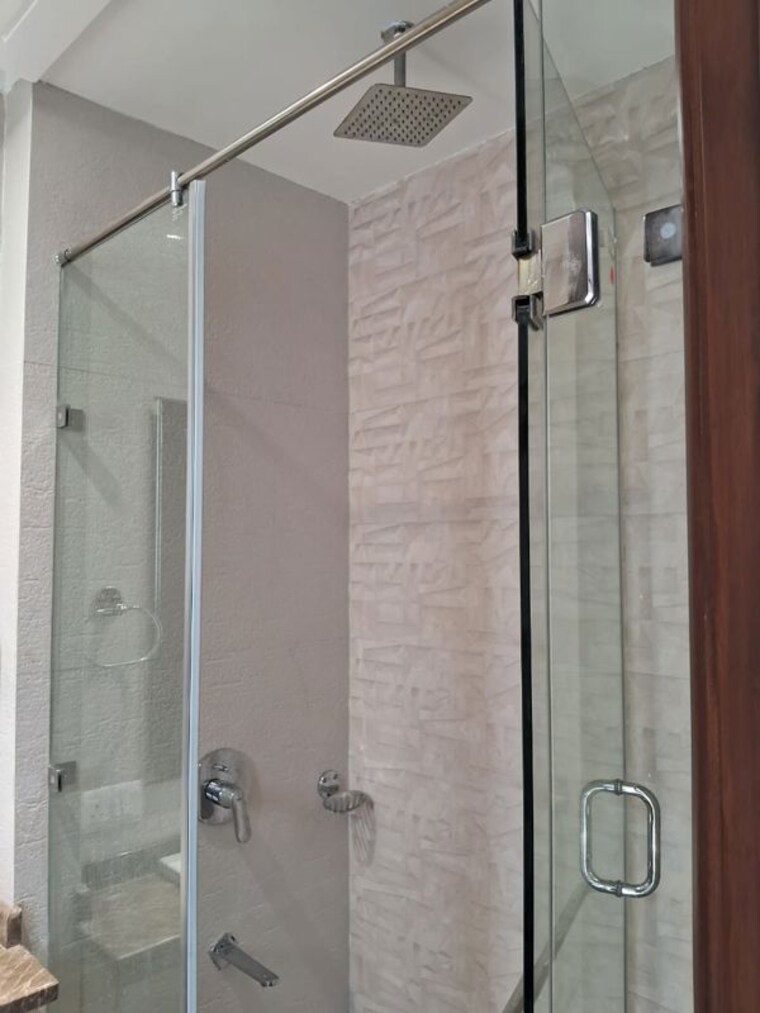 Bathroom, defence colony 4 Bedroom 400 Sq.Yd. Builder Floor In Defence Colony Delhi 10160573