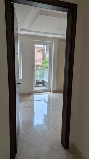 Room in 4 BHK Builder Floor at Kailash Hills – for Rent