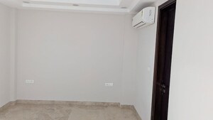 Room in 4 BHK Builder Floor at Kailash Hills – for Rent