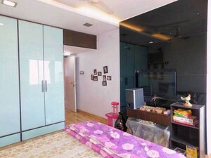 Bedroom in 6 BHK Apartment at Goregaon East – for Sale