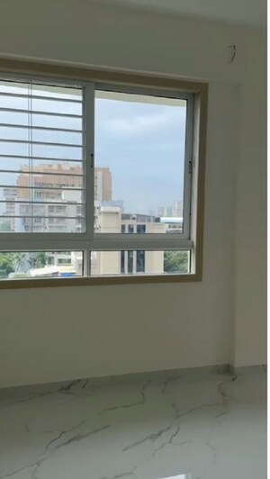 Bedroom in 4 BHK Apartment at Sandu Vasudeo Bhuvan, Chembur – for Rent