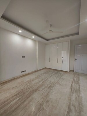 Room in 3 BHK Builder Floor at Panchsheel Enclave – for Rent