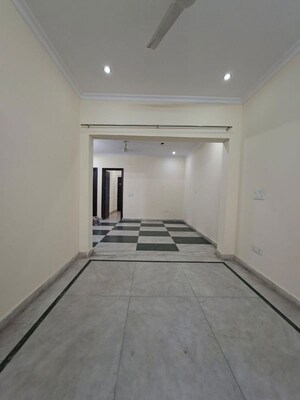 Building Lobby in 3 BHK Apartment at Unitech Uniworld Gardens, Sector 47 – for Rent