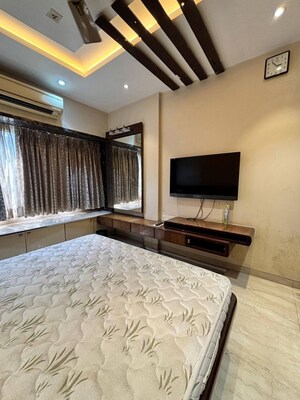 Bedroom in 1 BHK Apartment at Bandra West – for Rent