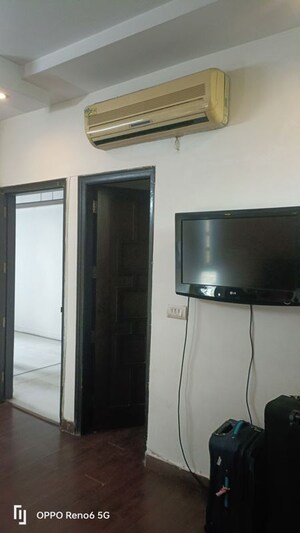 Furnished Amenities in 2.5 BHK Builder Floor at East Of Kailash – for Rent