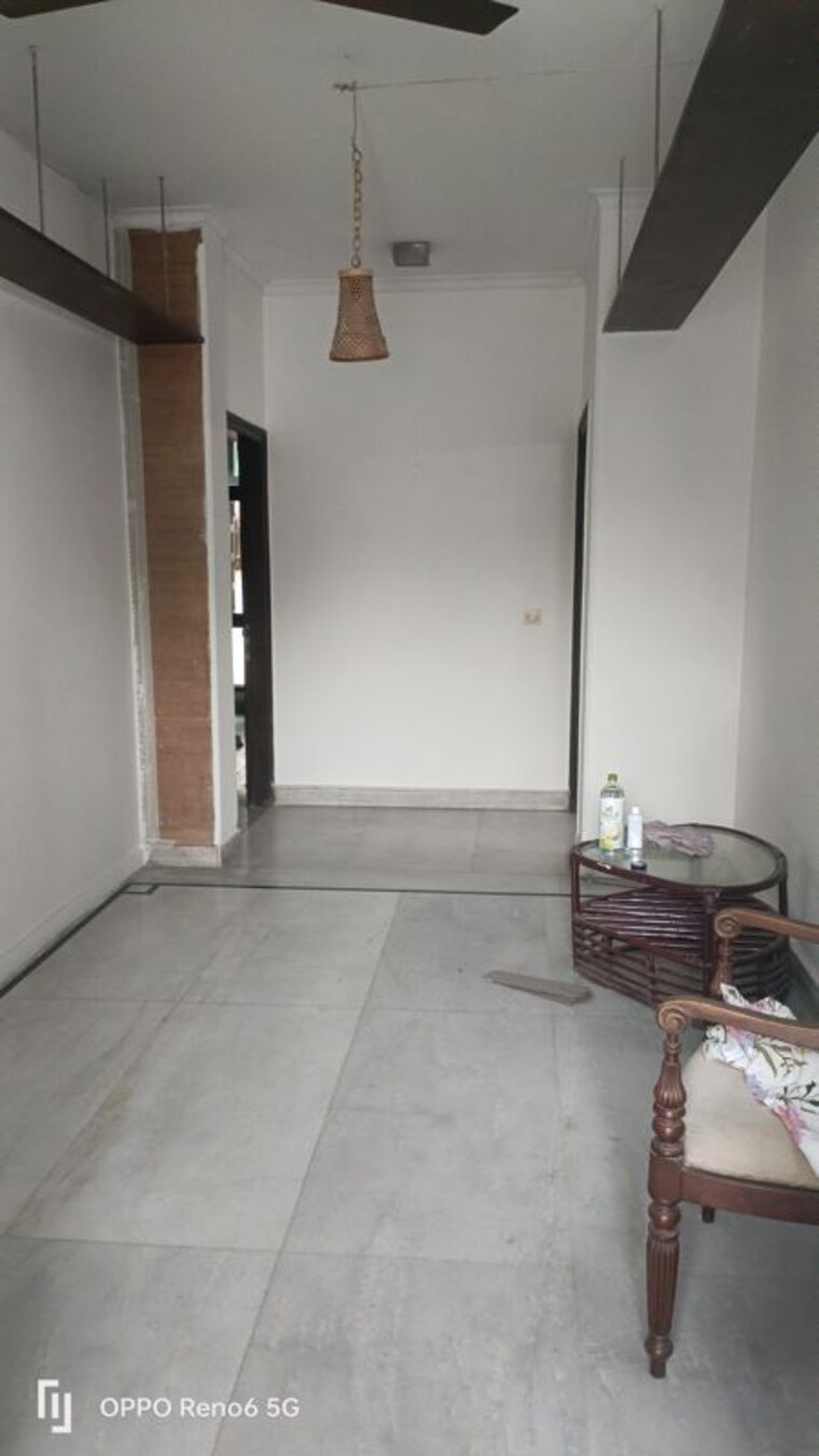 Room, east of kailash 2.5 Bedroom 200 Sq.Yd. Builder Floor In East Of Kailash Delhi 10161741