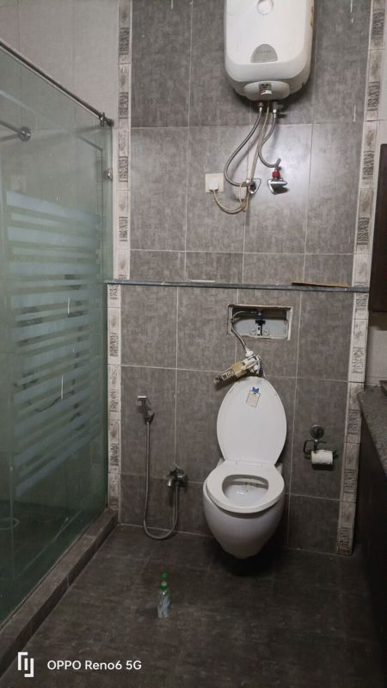 Bathroom, east of kailash 2.5 Bedroom 200 Sq.Yd. Builder Floor In East Of Kailash Delhi 10161741