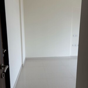 Room in 1.5 BHK Apartment at Sheth Avante, Mumbai Central Suburbs – for Rent