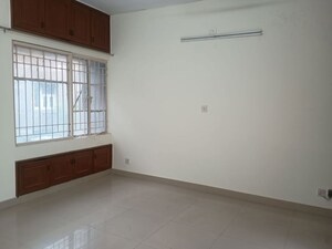 Room in 3 BHK Apartment at Vasant Kunj – for Rent