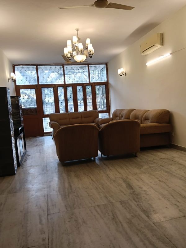 3 BHK + Servant Room Builder Floor For Rent in Pamposh Enclave