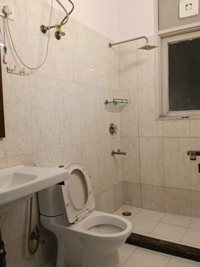 Bathroom, pamposh enclave 3 Bedroom 260 Sq.Yd. Builder Floor In Pamposh Enclave Delhi 10161839