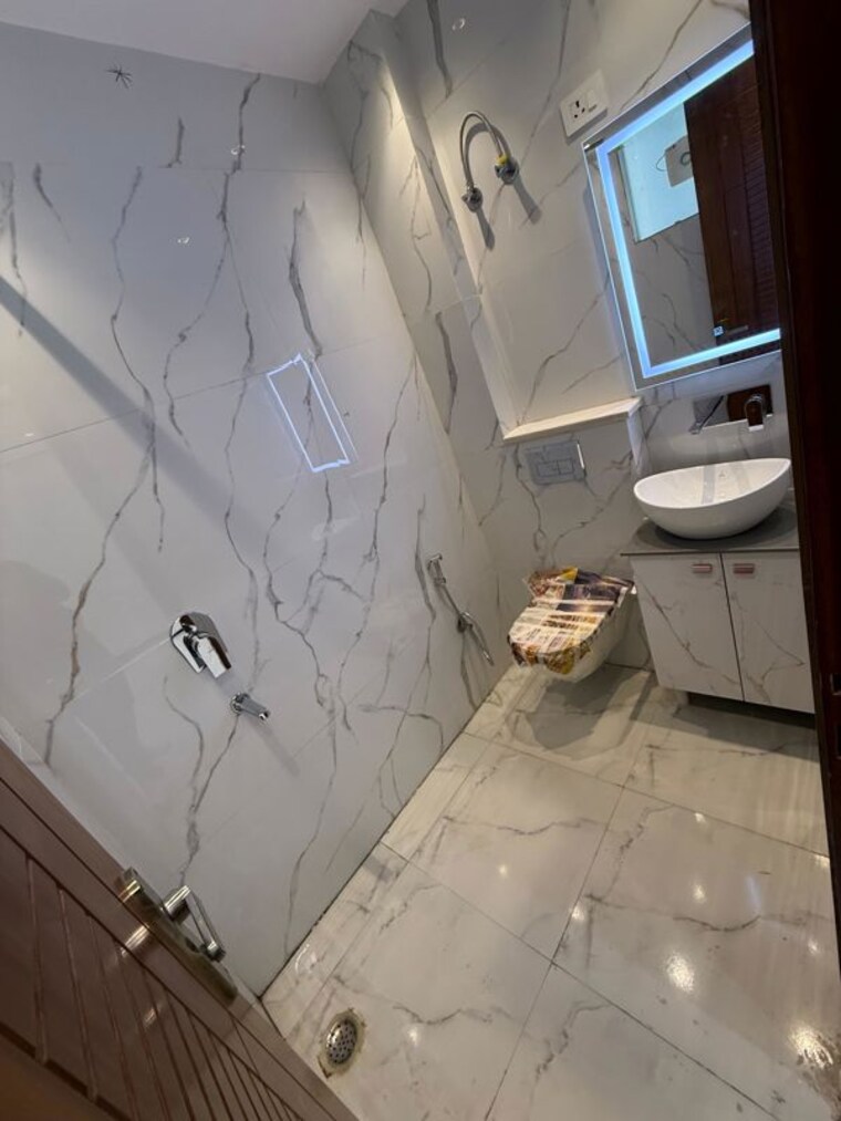 Bathroom, east of kailash 3 Bedroom 1374 Sq.Ft. Builder Floor In East Of Kailash Delhi 10162117