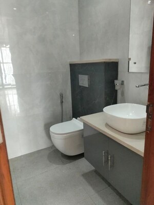 Bathroom in 4 BHK Builder Floor at DLF City Phase IV, Dlf Phase iv – for Rent