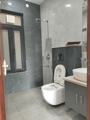 Bathroom in 4 BHK Builder Floor at DLF City Phase IV, Dlf Phase iv – for Rent