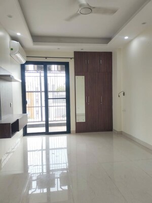 Room in 4 BHK Builder Floor at DLF City Phase IV, Dlf Phase iv – for Rent