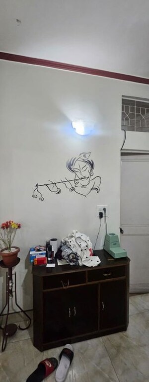 Furnished Amenities in 3 BHK Builder Floor at East Of Kailash – for Sale