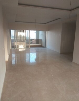 Room in 4 BHK Apartment at Dynamix Woodlands Apartment, Malad East – for Rent