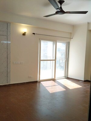 Room in 3 BHK Apartment at Amrapali Golf Homes, Sector 4 Greater Noida – for Sale