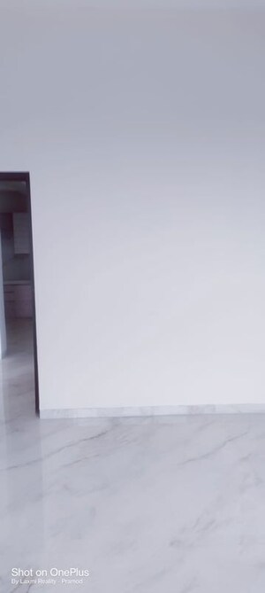 Room in 2 BHK Apartment at Alamdar The Auro, Lower Parel – for Rent