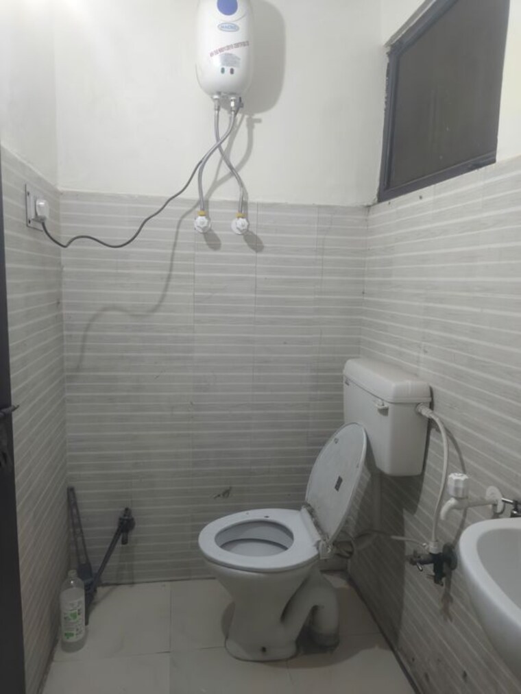 Attached Bathroom, sarita vihar 1 RK 200 Sq.Ft. Apartment In Sarita Vihar Delhi 10162977