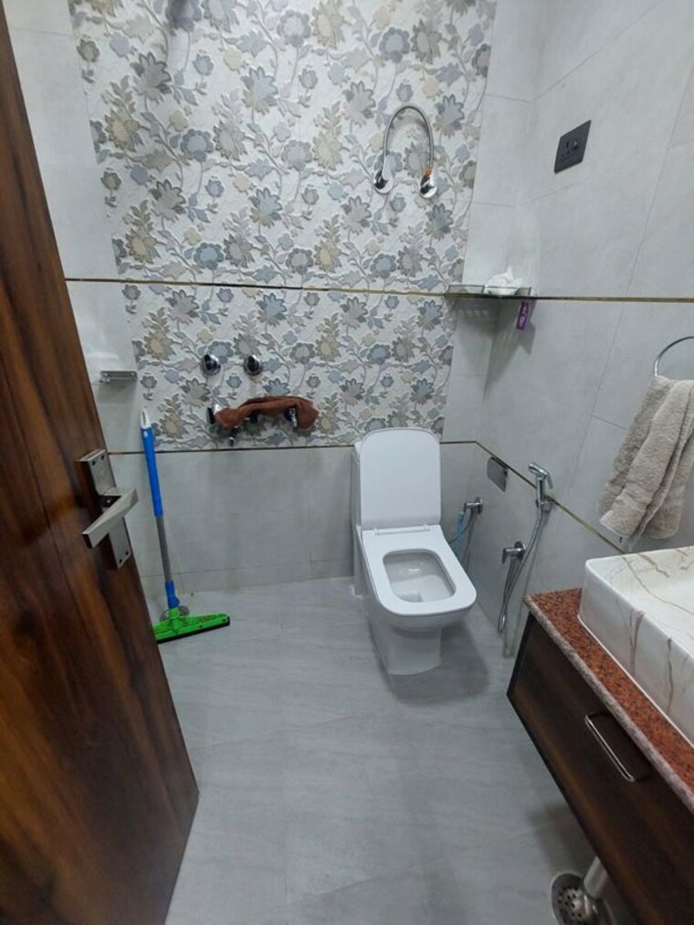 Bathroom, sarita vihar 1 Bedroom 400 Sq.Ft. Apartment In Sarita Vihar Delhi 10163040