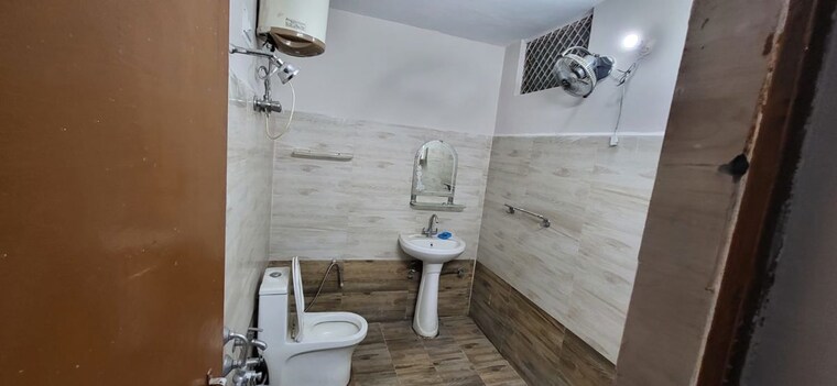 Bathroom, indira nagar 3 Bedroom 1800 Sq.Ft. Builder Floor In Indira Nagar Lucknow 10163103
