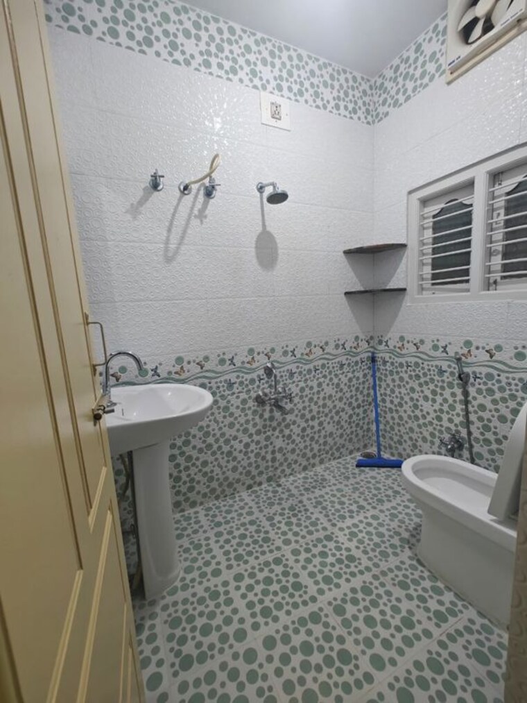 Bathroom, hsr layout 3 Bedroom 1450 Sq.Ft. Independent House In Hsr Layout Bangalore 10163120